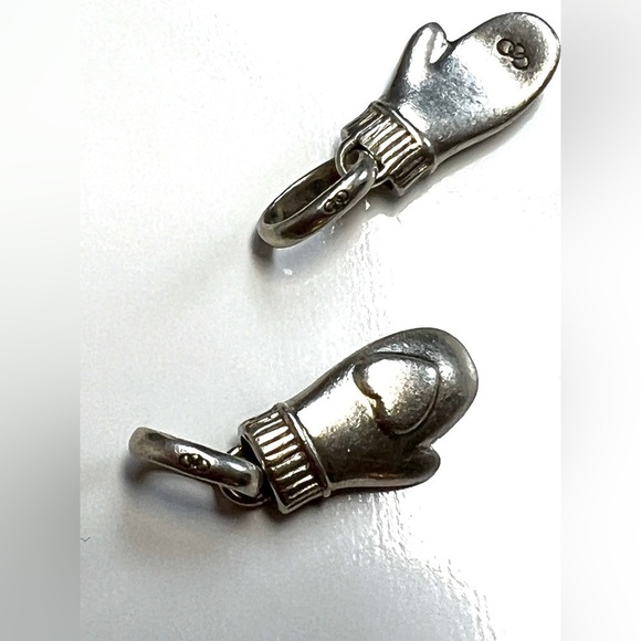 Links of London pair of heart mitten charms Sterling Silver. - Picture 2 of 5